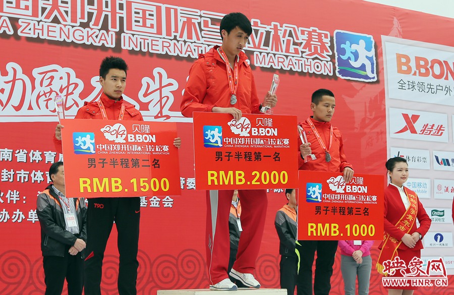 男子半程前三名選手。