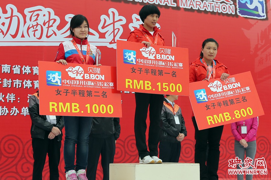 女子半程前三名選手。