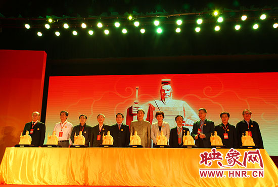 與會嘉賓一起見證歷史、啟動論壇