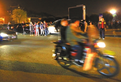 3月30日凌晨，地震發(fā)生后，秭歸縣城一些居民聚集到開闊的廣場上。新華社發(fā)