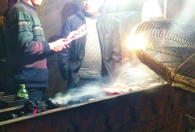 露天燒烤整夜煙熏火燎，路邊居民苦不堪言。