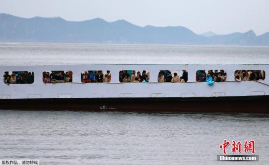 　4月17日清晨，失蹤者家屬乘坐渡輪前往事故現(xiàn)場(chǎng)。