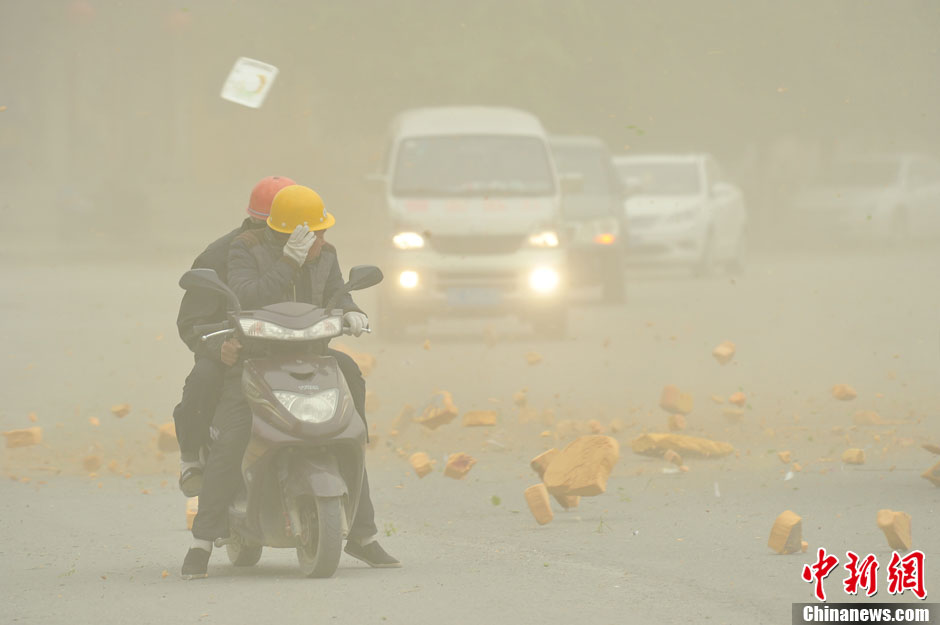 4月23日，受強冷空氣影響，新疆哈密出現(xiàn)出現(xiàn)強沙塵和降溫天氣