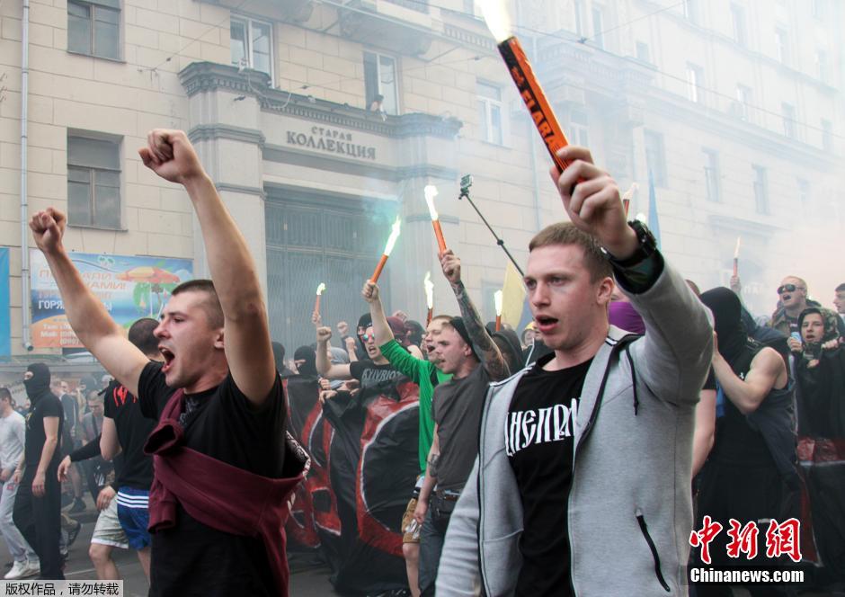 當?shù)貢r間4月28日，烏克蘭哈爾科夫，親歐民眾和親俄民眾在街頭示威時發(fā)生大規(guī)模沖突。