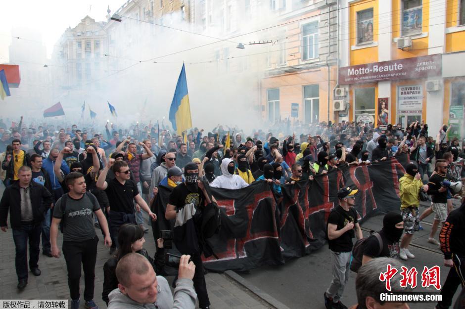 當?shù)貢r間4月28日，烏克蘭哈爾科夫，親歐民眾和親俄民眾在街頭示威時發(fā)生大規(guī)模沖突。
