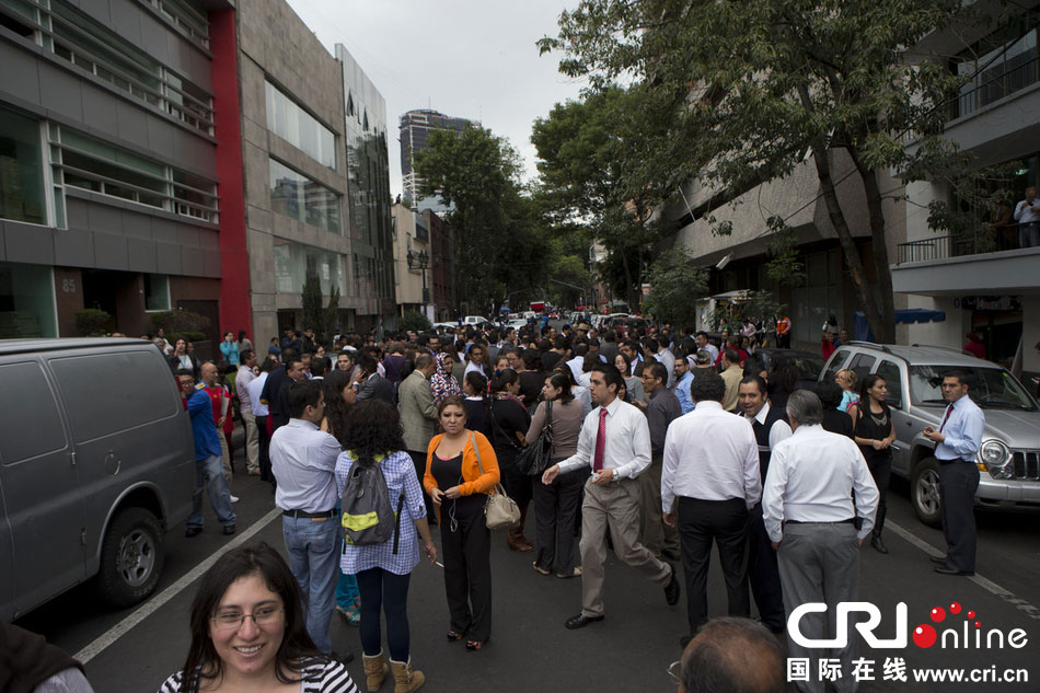 當(dāng)?shù)貢r(shí)間2014年5月8日，墨西哥墨西哥城，市民聚集在街道上。　圖片來(lái)源：Rebecca Black