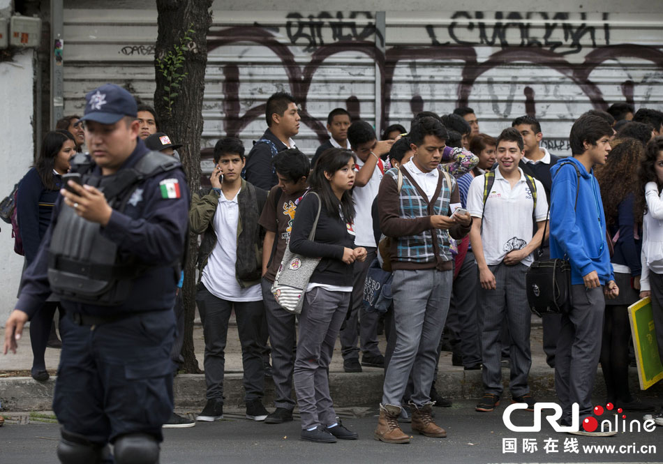 當(dāng)?shù)貢r(shí)間2014年5月8日，墨西哥墨西哥城，市民等在路邊等待道路重新開(kāi)啟。