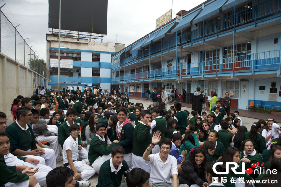 當(dāng)?shù)貢r(shí)間2014年5月8日，墨西哥墨西哥城，學(xué)生聚集在庭院內(nèi)。　