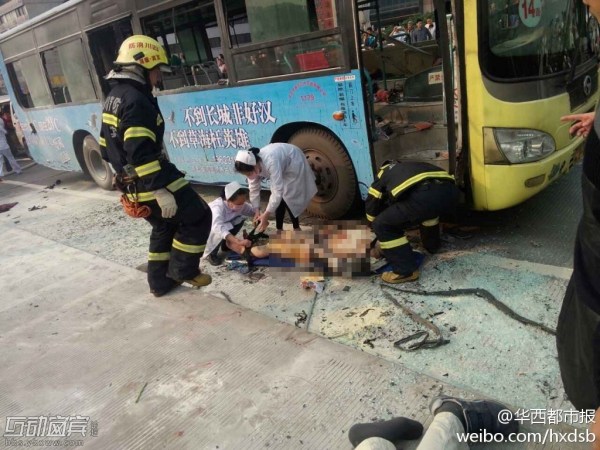 四川宜賓一公交車(chē)發(fā)生爆燃 醫(yī)生稱30多人受傷