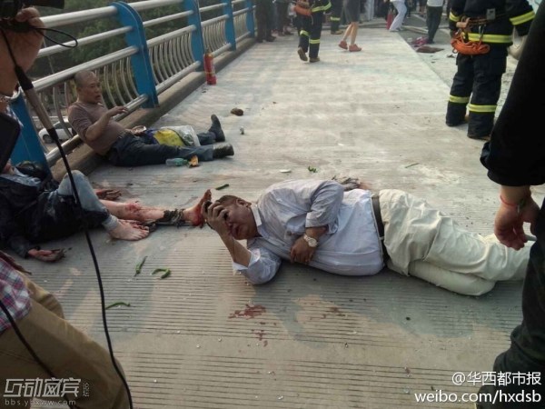 四川宜賓一公交車(chē)發(fā)生爆燃 醫(yī)生稱30多人受傷