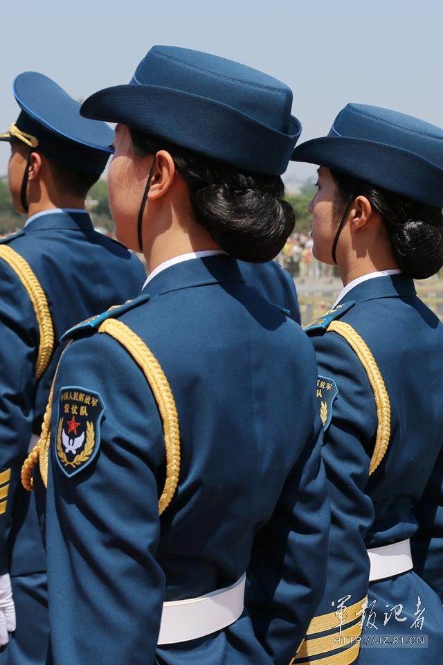解放軍首批女儀仗兵亮相，90%以上擁有大專以上學歷，平均身高1.72米。圖為女兵儀仗隊。