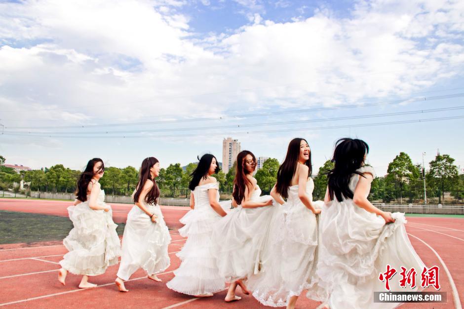 武漢女大學(xué)生婚紗畢業(yè)照 靚麗搶鏡 武漢女大學(xué)生婚紗畢業(yè)照 靚麗搶鏡