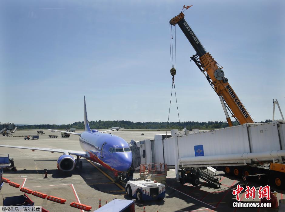 美機(jī)場一登機(jī)廊橋突然塌陷 乘客幸運(yùn)逃生 美機(jī)場一登機(jī)廊橋突然塌陷 乘客幸運(yùn)逃生