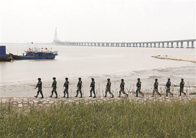 上海加強(qiáng)安保工作，警方在長江沿岸巡邏