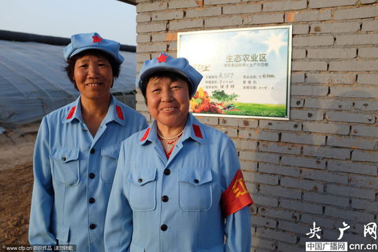 河南一農(nóng)場近百名員工著紅軍裝上班 河南一農(nóng)場近百名員工著紅軍裝上班