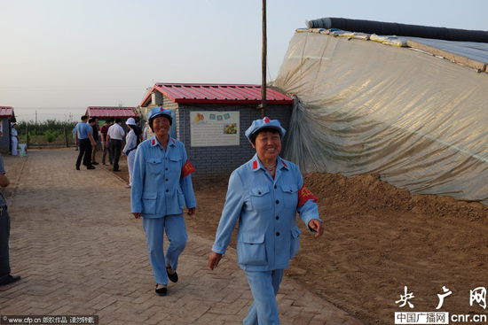 河南一農(nóng)場近百名員工著紅軍裝上班 河南一農(nóng)場近百名員工著紅軍裝上班