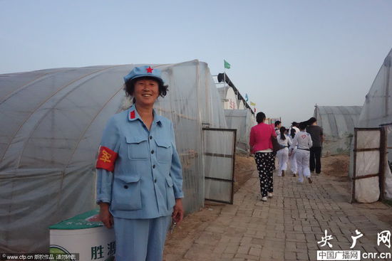 河南一農(nóng)場近百名員工著紅軍裝上班 河南一農(nóng)場近百名員工著紅軍裝上班