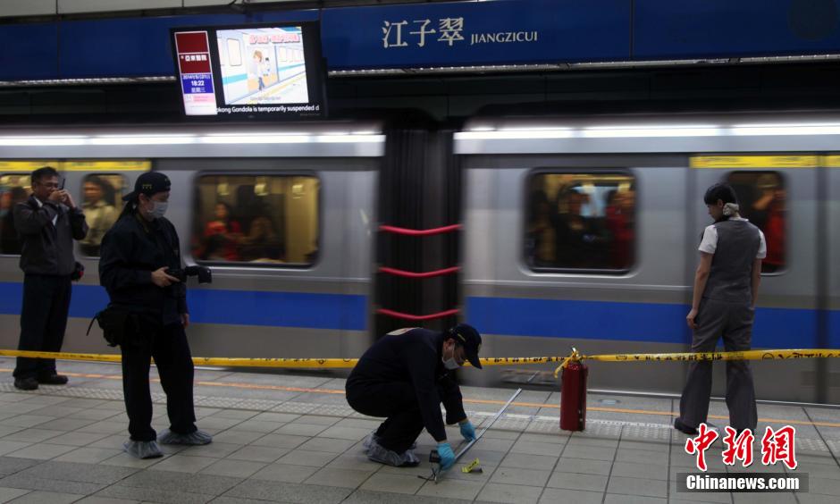 圖為新北市警察在現(xiàn)場(chǎng)勘查。中新社發(fā) 劉舒凌 攝