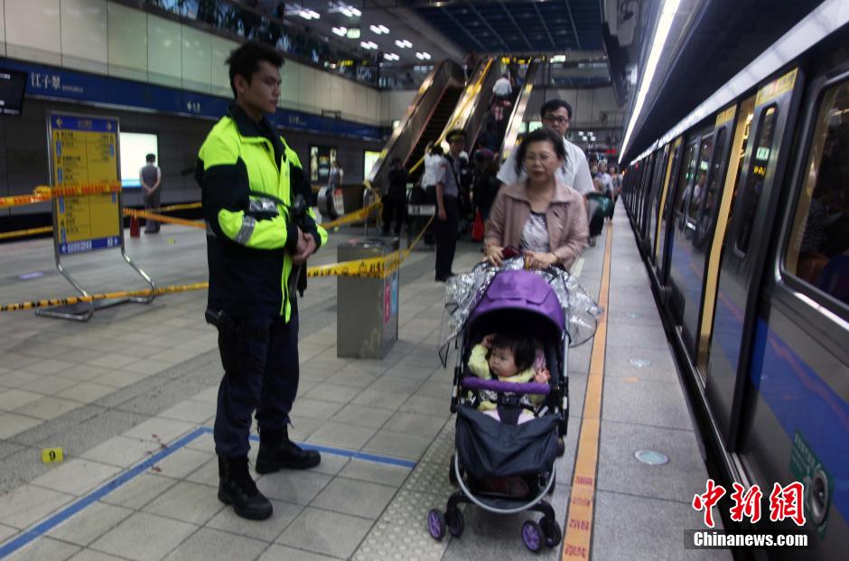 圖為新北市警察在現(xiàn)場(chǎng)勘查。中新社發(fā) 劉舒凌 攝