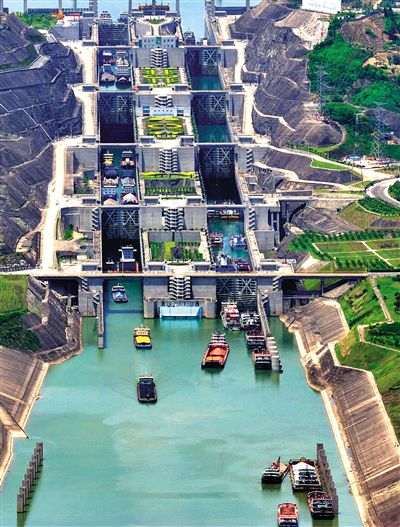 今年5月11日,三峽工程五級船閘,船只正在過閘。