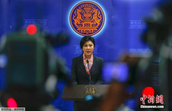 英拉向泰國(guó)軍方報(bào)到 乘私人防彈車抵達(dá) 英拉向泰國(guó)軍方報(bào)到 乘私人防彈車抵達(dá)