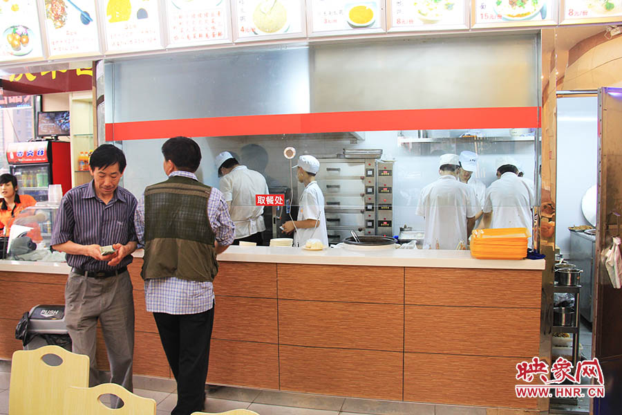 店面仍處于“試營(yíng)業(yè)”狀態(tài),后廚的設(shè)備嶄新,看起來(lái)還算整潔。