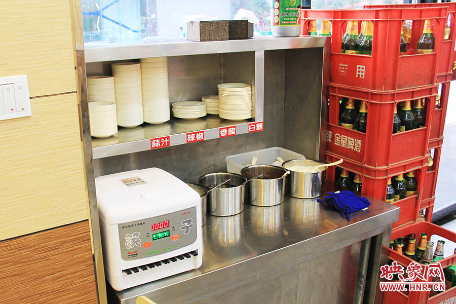 調(diào)料、小碟、餐具也都被放在另一張單獨(dú)的桌子上,需要用餐者“自助”。