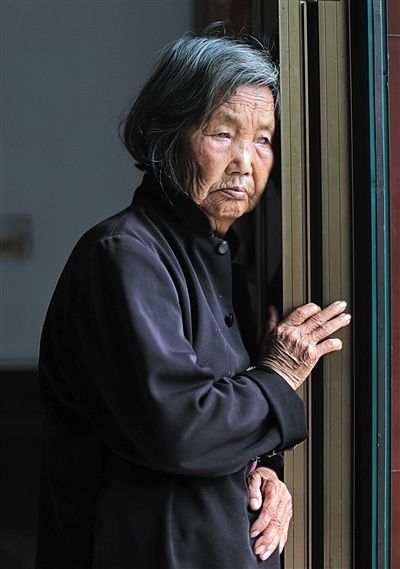 為了能“睡棺木”土葬，潘秀英四次喝農(nóng)藥自殺，后被搶救過來。