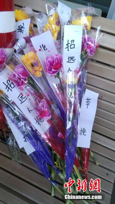 山東招遠(yuǎn)民眾自發(fā)悼念“5·28”受害者 山東招遠(yuǎn)民眾自發(fā)悼念“5·28”受害者