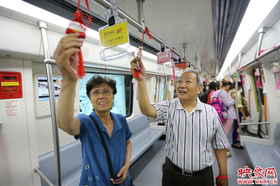 濃濃的端午文化吸引了不少老年人前來(lái)乘坐地鐵。