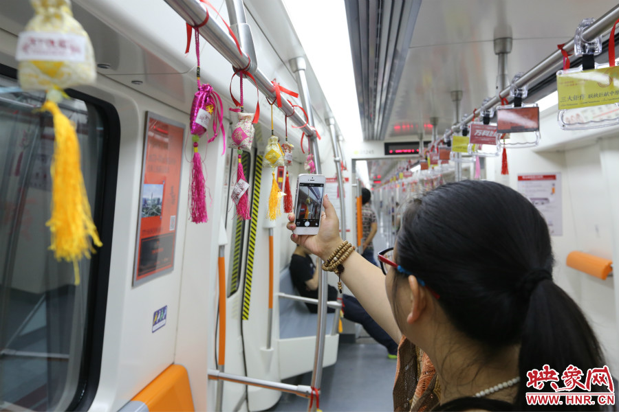 濃濃端午節(jié)氛圍的龍舟模型。