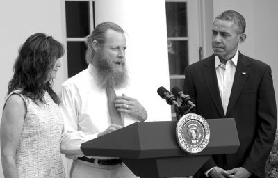 美國(guó)總統(tǒng)奧巴馬和伯格達(dá)爾的父母共同出席新聞發(fā)布會(huì)。圖/CFP