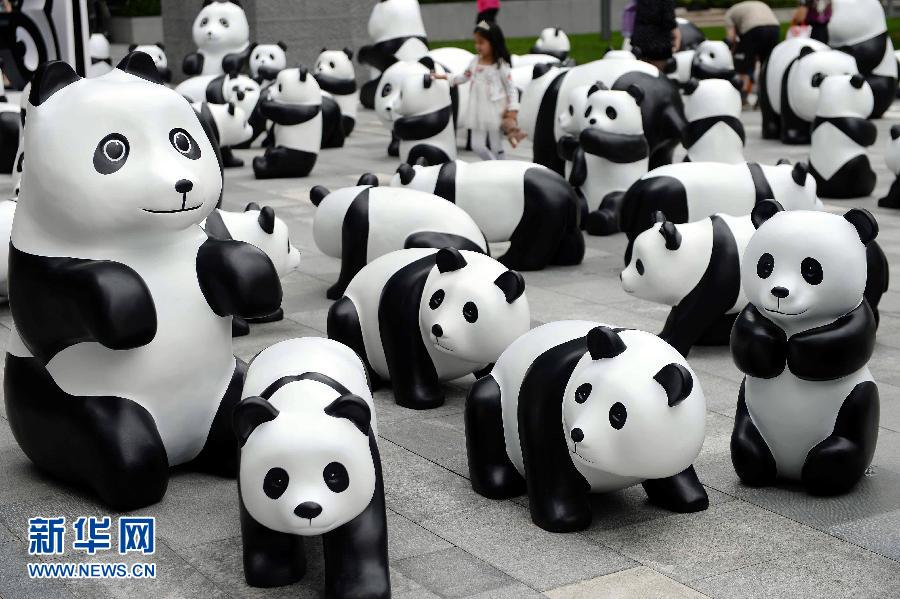 這是6月2日在上海靜安嘉里中心廣場拍攝的萌態(tài)百出的“熊貓”大軍。