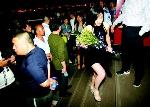 血案發(fā)生幾天來(lái)，很多招遠(yuǎn)市民自發(fā)送來(lái)鮮花，悼念逝者。本報(bào)記者趙金陽(yáng)見(jiàn)習(xí)記者呂奇攝