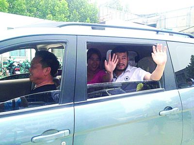 孫正龍和妻子、家人，揮手和醫(yī)護(hù)人員告別。張凌飛