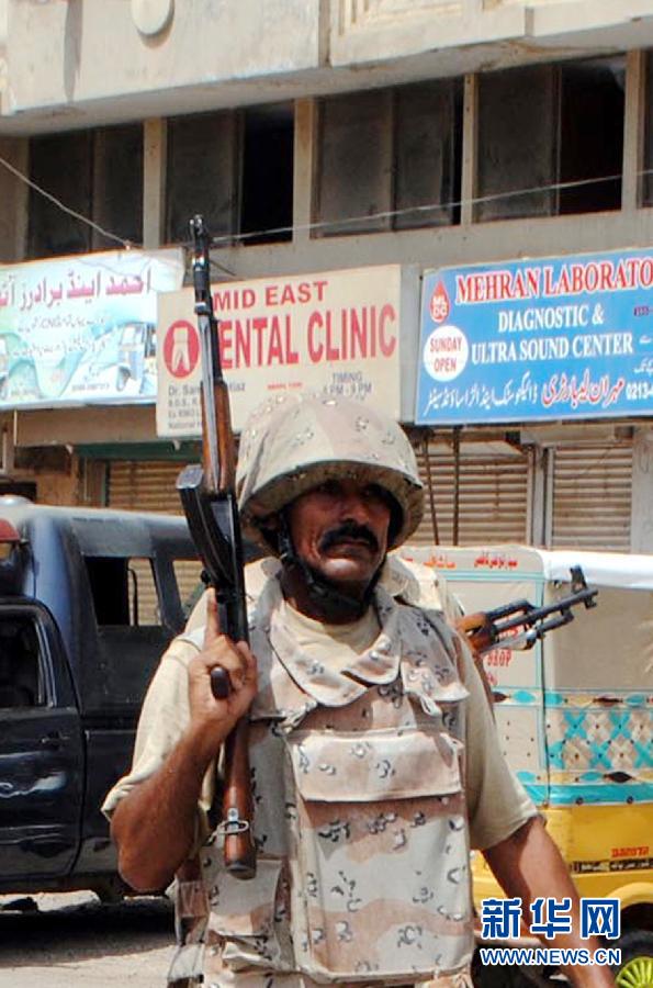 6月10日，在巴基斯坦南部城市卡拉奇真納國際機場附近，安全人員在街頭警戒。