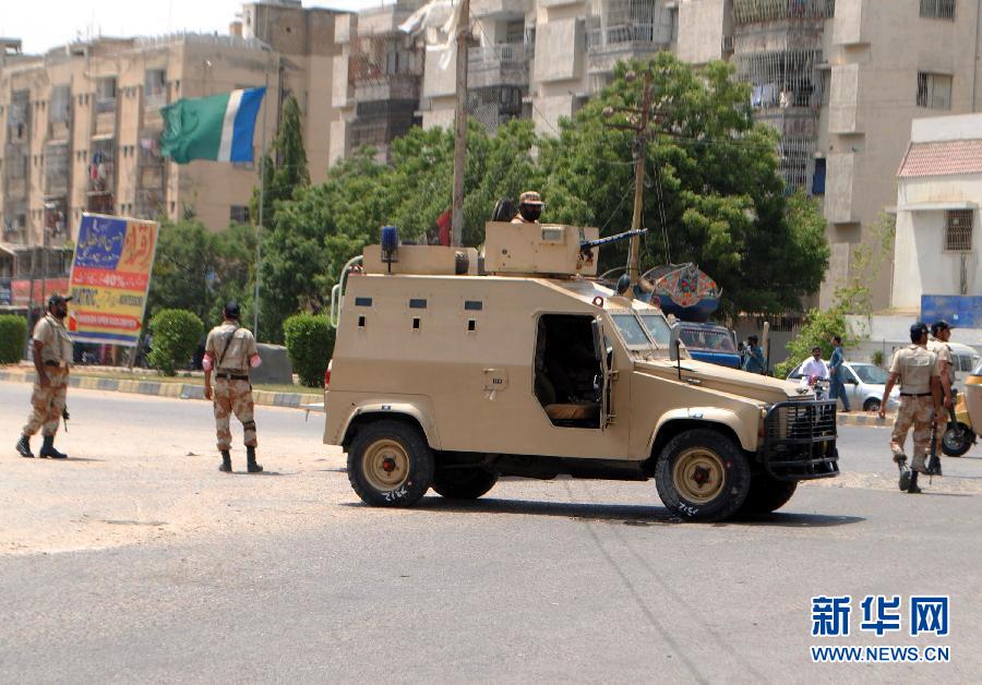 6月10日，在巴基斯坦南部城市卡拉奇真納國際機場附近，安全人員在街頭警戒。