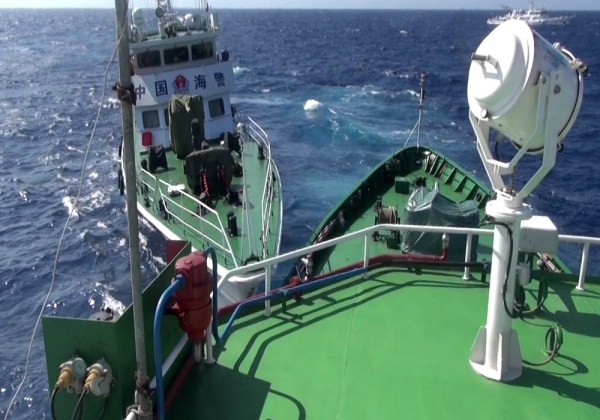 越南拍攝的中國?？樟α孔o(hù)衛(wèi)981鉆井平臺。