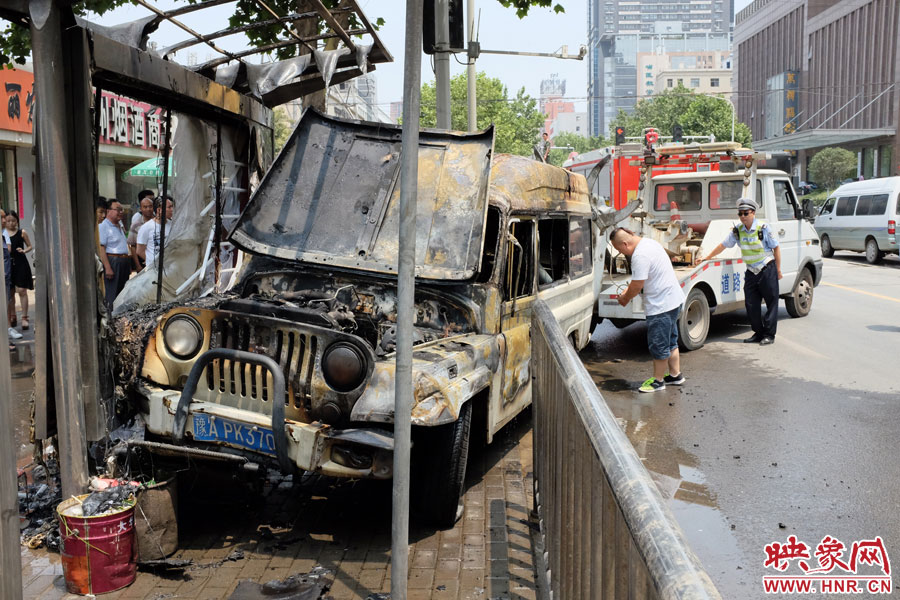 吉普車(chē)燒毀嚴(yán)重，基本報(bào)廢。