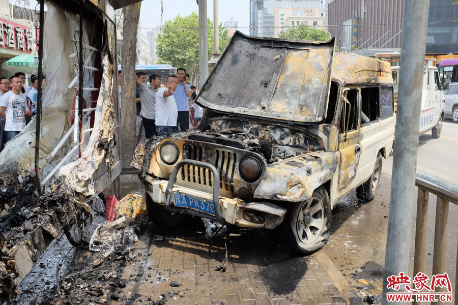 火災(zāi)撲滅后，交警部門(mén)將車(chē)進(jìn)行拖離。