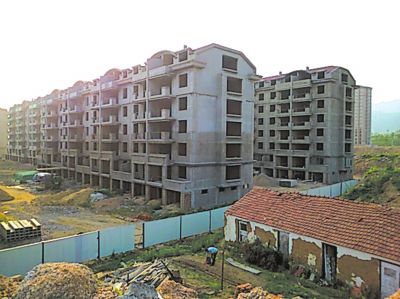 住宅樓的外立面還未裝修，但據(jù)售樓處工作人員介紹，第一批開(kāi)盤已經(jīng)賣掉了99套。