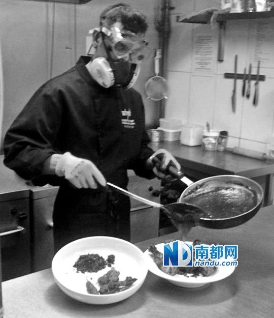 廚師在烹制最辣雞腿醬時要戴“防辣”面罩。