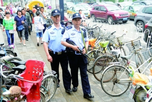 人流密集的街頭,持槍巡邏。