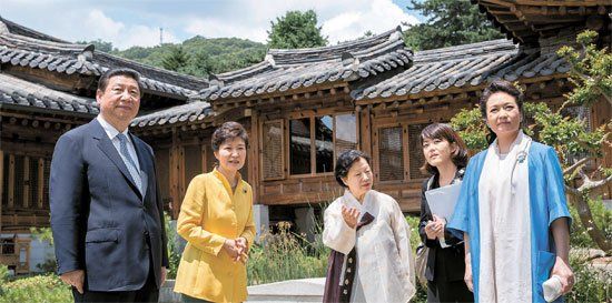 照片中左起分別是習近平、樸槿惠、家具博物館館長鄭美淑(音)、隨同翻譯、彭麗媛。