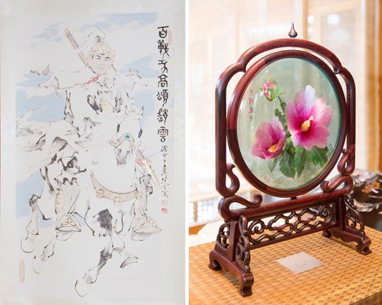 　當?shù)貢r間2014年7月4日，中國國家主席習近平向韓國總統(tǒng)樸槿惠贈送的趙云畫像（左）和木槿花玻璃工藝