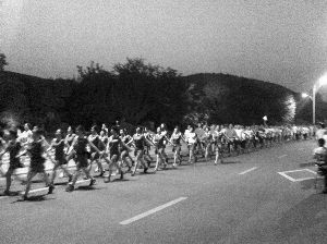 廣場(chǎng)舞大媽“轉(zhuǎn)行”，徐州每晚萬人暴走