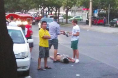 拍照結(jié)束后將醉漢放在馬路上。