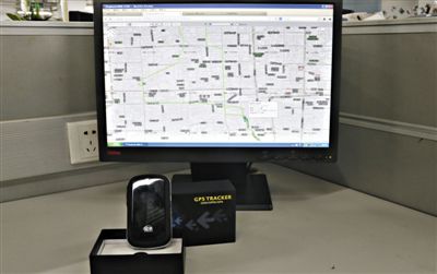 記者花近400元網(wǎng)購(gòu)的定位監(jiān)聽器，能通過(guò)短信激活，進(jìn)行實(shí)時(shí)監(jiān)聽。