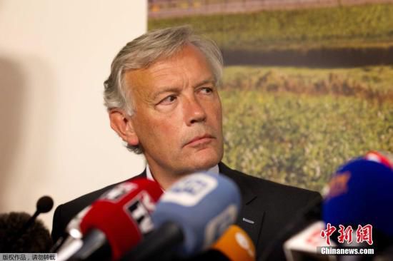 7月17日，在荷蘭阿姆斯特丹斯希普霍爾機(jī)場(chǎng)舉行的的新聞發(fā)布會(huì)上，馬航歐洲區(qū)負(fù)責(zé)人介紹情況。