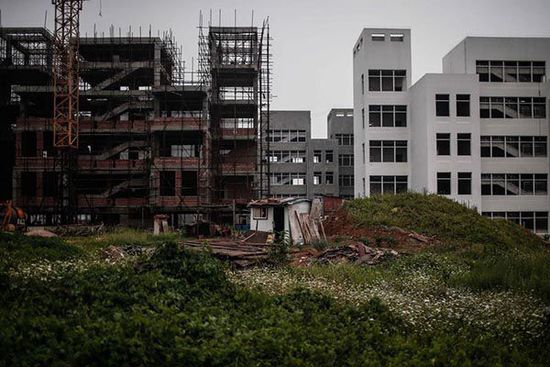 2014年7月11日，安徽省宿州市蕭縣，荒棄的政府新辦公樓前荒草一片。 澎湃新聞 楊一 圖